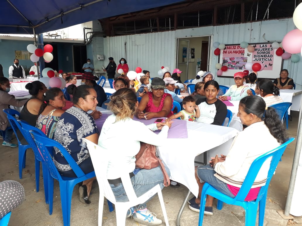 INPESCA, con mujeres trabajadoras por cuenta propia de los semáforos