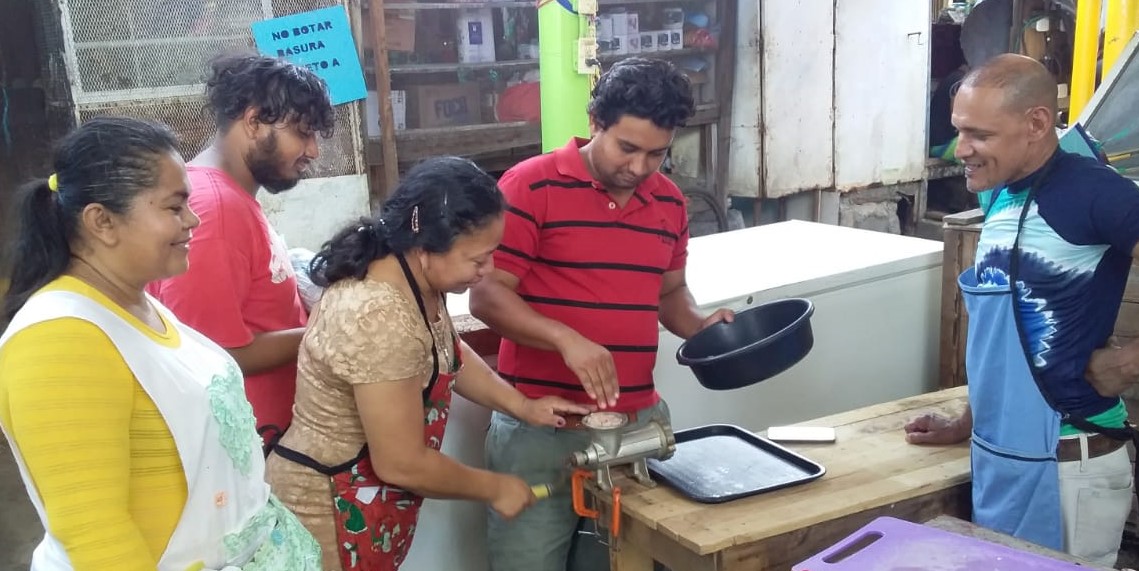 CAPACITACION A COMERCIANTES DEL MERCADO ISRAEL LEWITES (2)